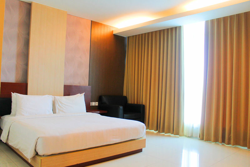 Hotel Santika 3*